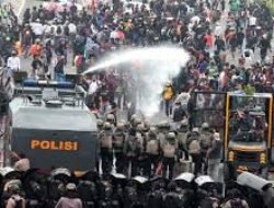 Linimasa Demo Agustus 2025: Dari Joget DPR hingga Penjarahan Rumah Politisi