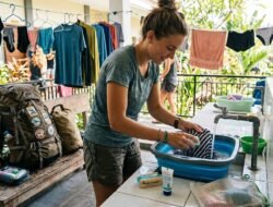 Tips Mencuci Baju Secara Praktis Saat Sedang Melakukan Perjalanan Panjang Backpacker